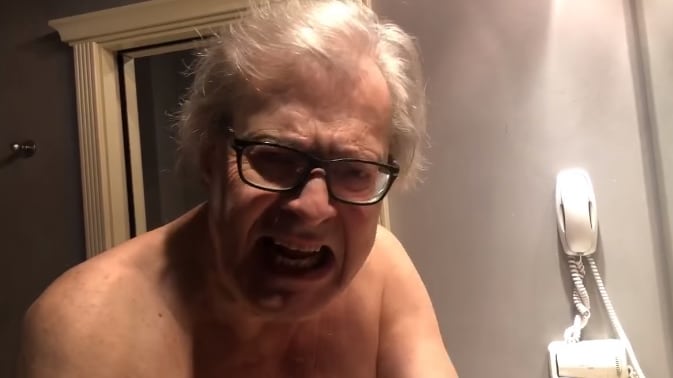 Sgarbi contro le ispezioni in aeroporto: "Avete rotto"