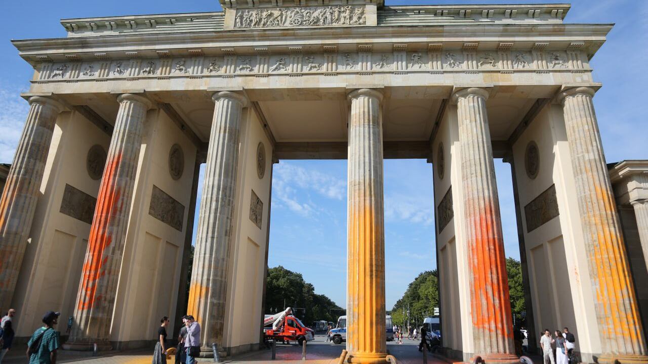 Imbrattata la Porta di Brandeburgo a Berlino: il blitz di Ultima Generazione