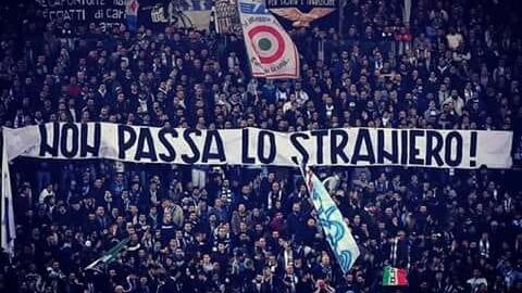 Lazio, quello striscione agli avversari austriaci: "Non passa lo straniero"