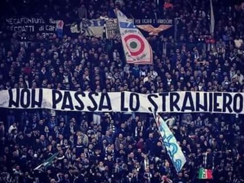 Lazio, quello striscione agli avversari austriaci: "Non passa lo straniero"