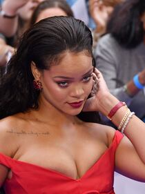Rihanna, sexy scollatura sul red carpet 13