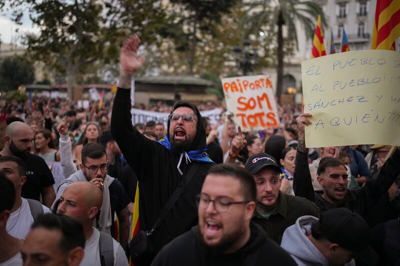 Valencia, manifestanti in strada contro la gestione Mazòn 4