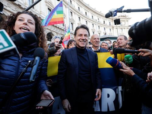 Così il "pacifista" Conte ha scippato a Letta la piazza progressista