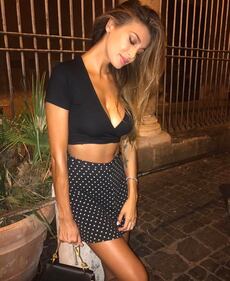 Cristina Buccino hot, tintarella in campagna 11