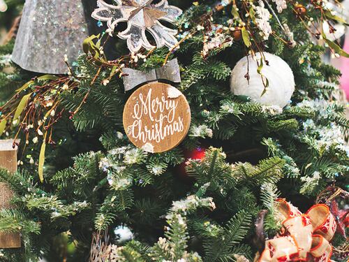 Addobbi per l'albero di Natale: 5 idee da realizzare con i nipoti