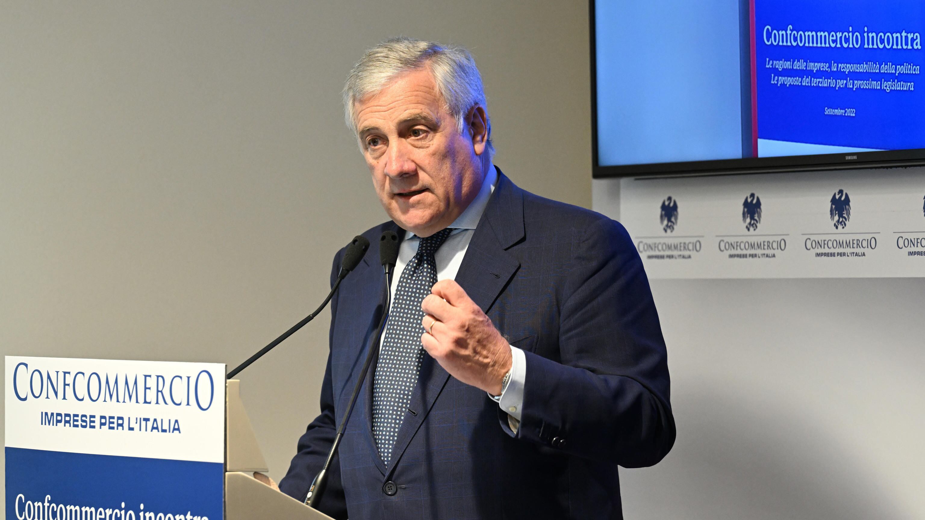 "Cambiare Costituzione a maggioranza non è nel nostro dna". La lezione di Tajani a Letta