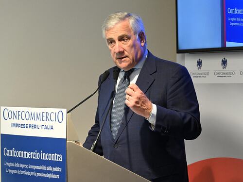 "Cambiare Costituzione a maggioranza non è nel nostro dna". La lezione di Tajani a Letta