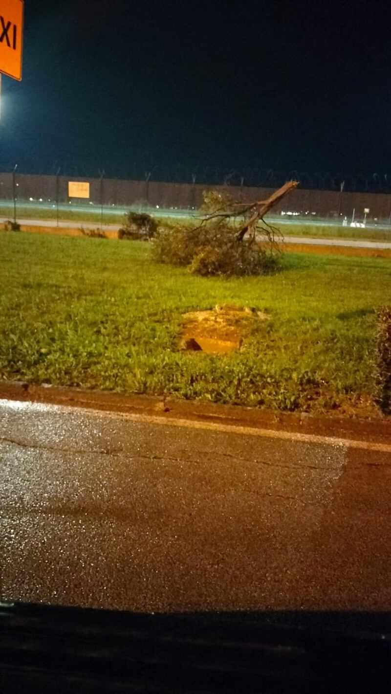 Tornado si abbatte sull'aeroporto di Trapani: gravi danni alla struttura 11