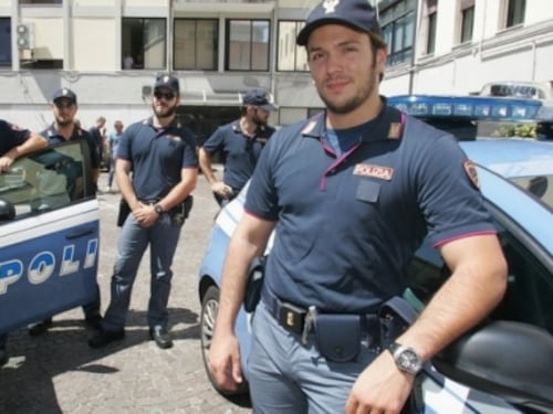 La polizia non ha più divise, ora per rivestire gli agenti c'è la lotteria di beneficenza