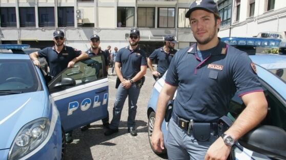 E la polizia pattuglia le spiagge con divise invernali