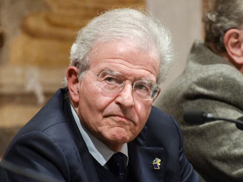 "Un politico di sinistra ci avvisò che c'erano guai giudiziari in arrivo sul fronte della vita privata del Cav"