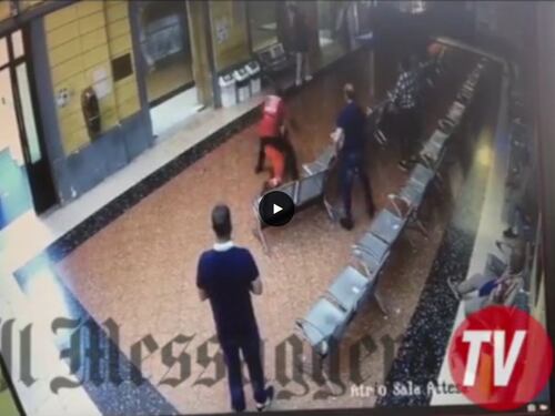 Rimesso in libertà dal giudice, pesta un portantino e fugge
