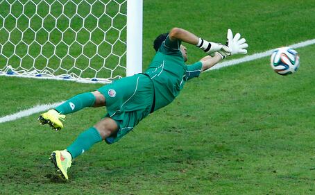 Il portiere del Costa Rica, Keylor Antonio Navas Gamboa, manca il rigore del 1-0 tirato da Cavani