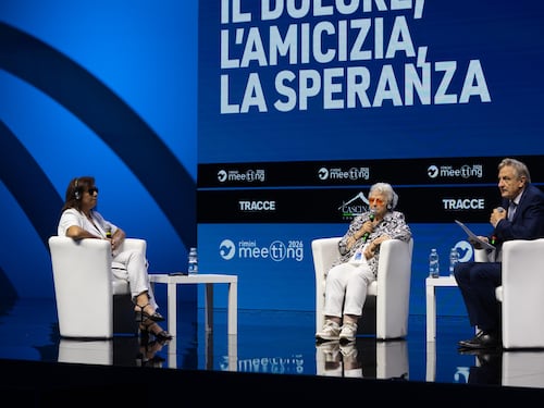 L’abbraccio tra Roseline e Nassera, le “sorelle nel dolore”