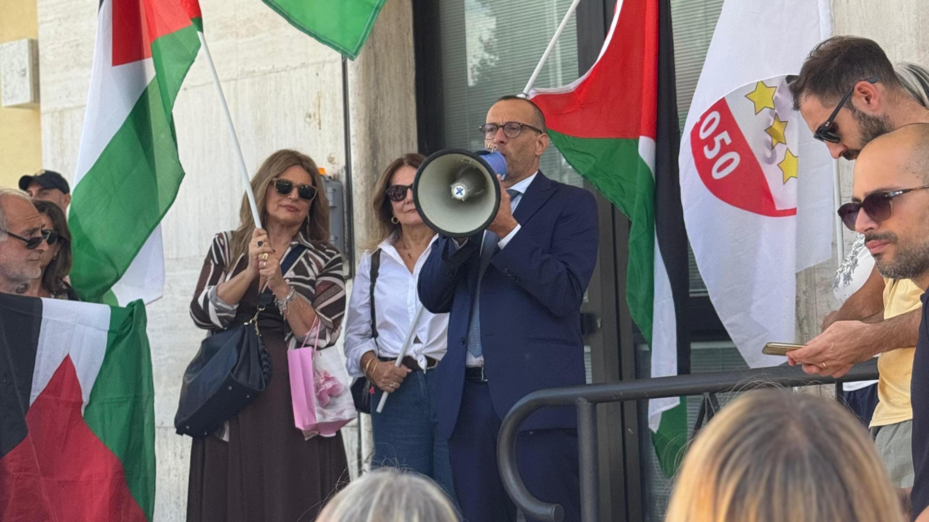Per raccogliere voti non servono bandiere