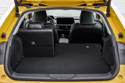 Toyota Prius Plug-In 2023: guarda tutte le foto 8