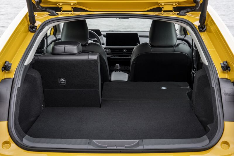 Toyota Prius Plug-In 2023: guarda tutte le foto 8