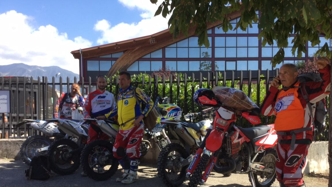 I soccorsi in sella ad una moto: ecco gli angeli con il casco