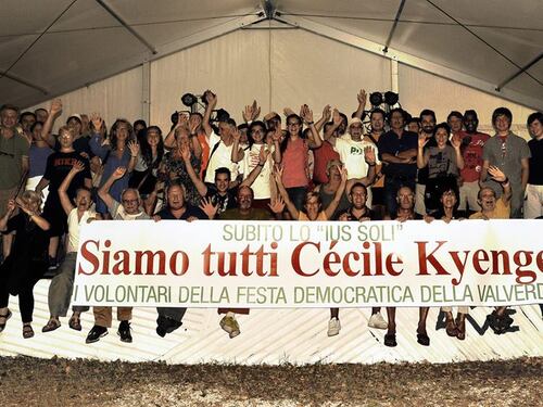 "Via i vu' cumprà dalla Festa dell'Unità". Anche il Pd è razzista?