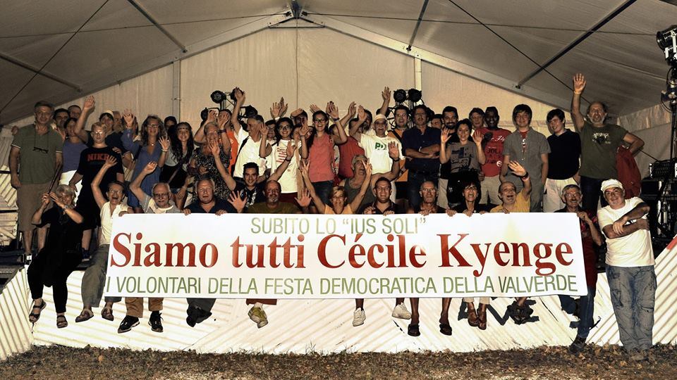 "Via i vu' cumprà dalla Festa dell'Unità". Anche il Pd è razzista?