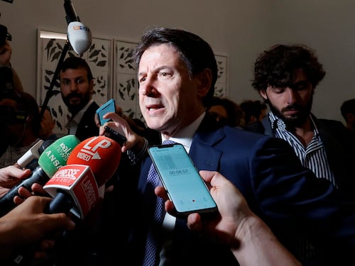 Grillini in riunione permanente: tutti contro tutti. E Conte litiga coi suoi ministri
