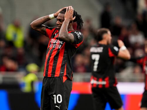 Il Milan frena a San Siro contro il Pisa: 2-2. Athekame salva i rossoneri nel recupero