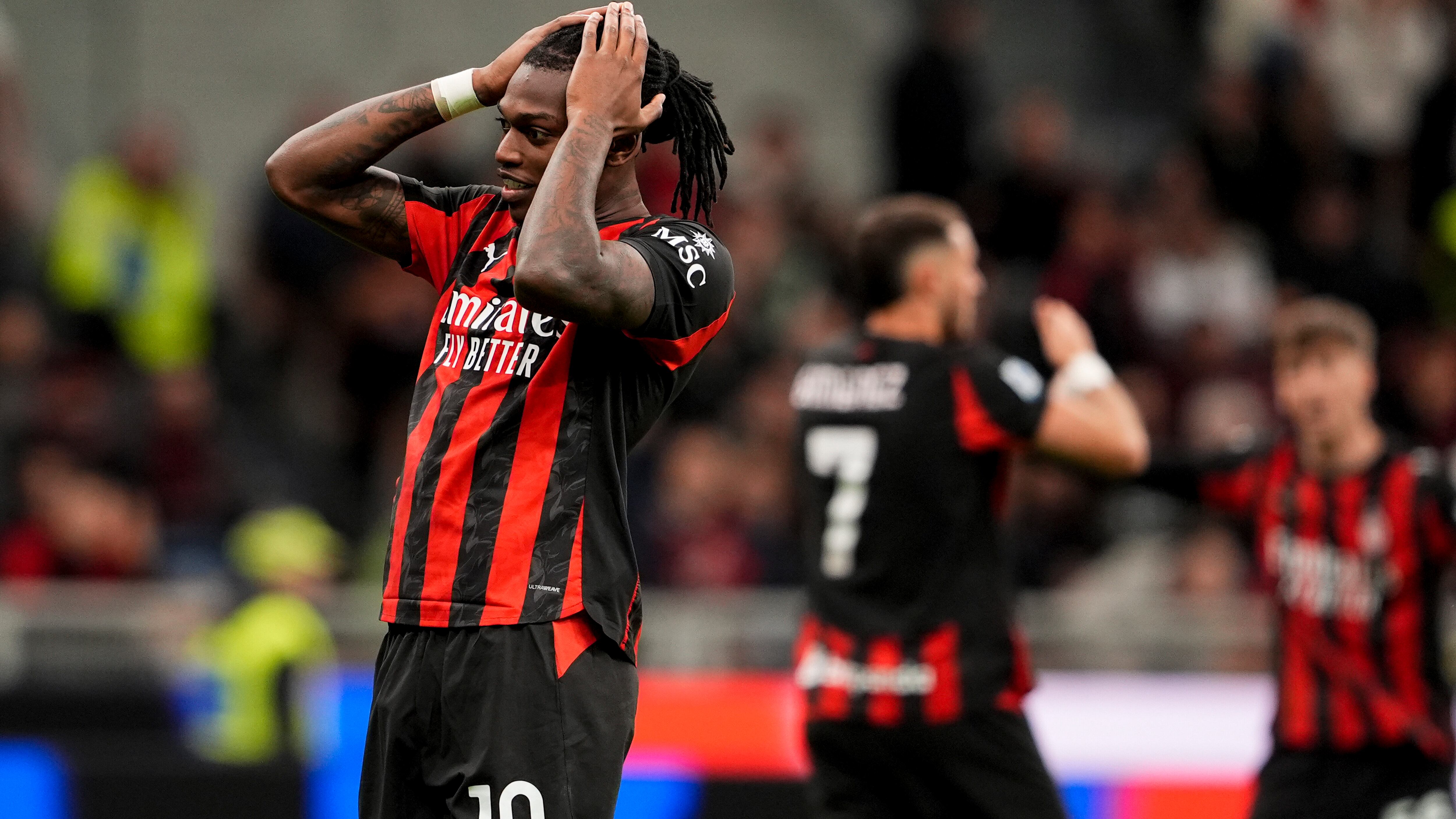 Il Milan frena a San Siro contro il Pisa: 2-2. Athekame salva i rossoneri nel recupero