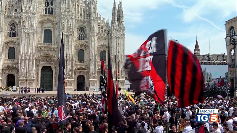L'amore rossonero per l'ultimo saluto a Berlusconi 9