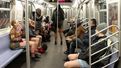 In metro senza pantaloni. È il No Pants Subway Ride 15