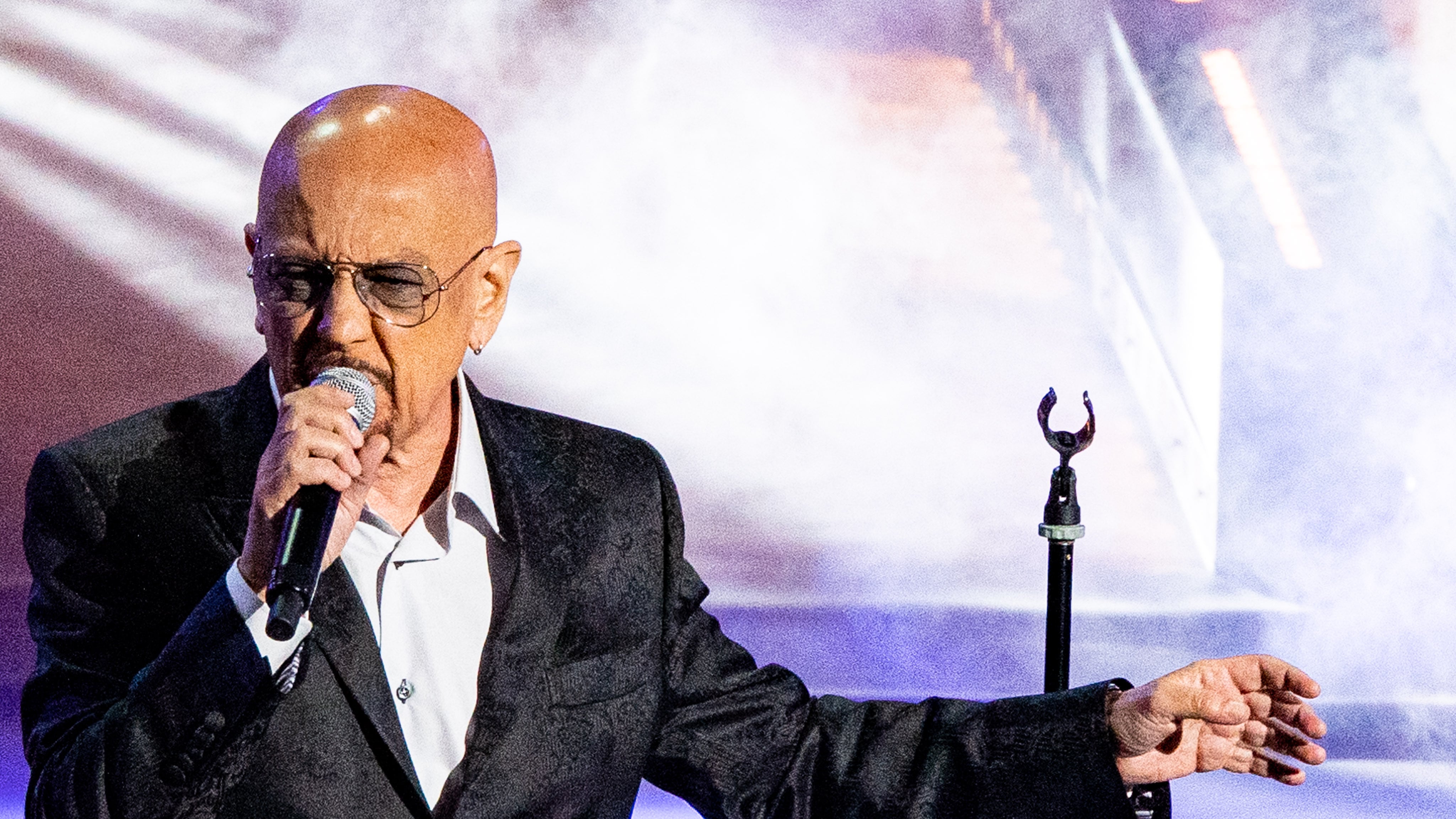 Enrico Ruggeri live nell'ex Stalingrado. "Anche oggi la musica può salvare il mondo"