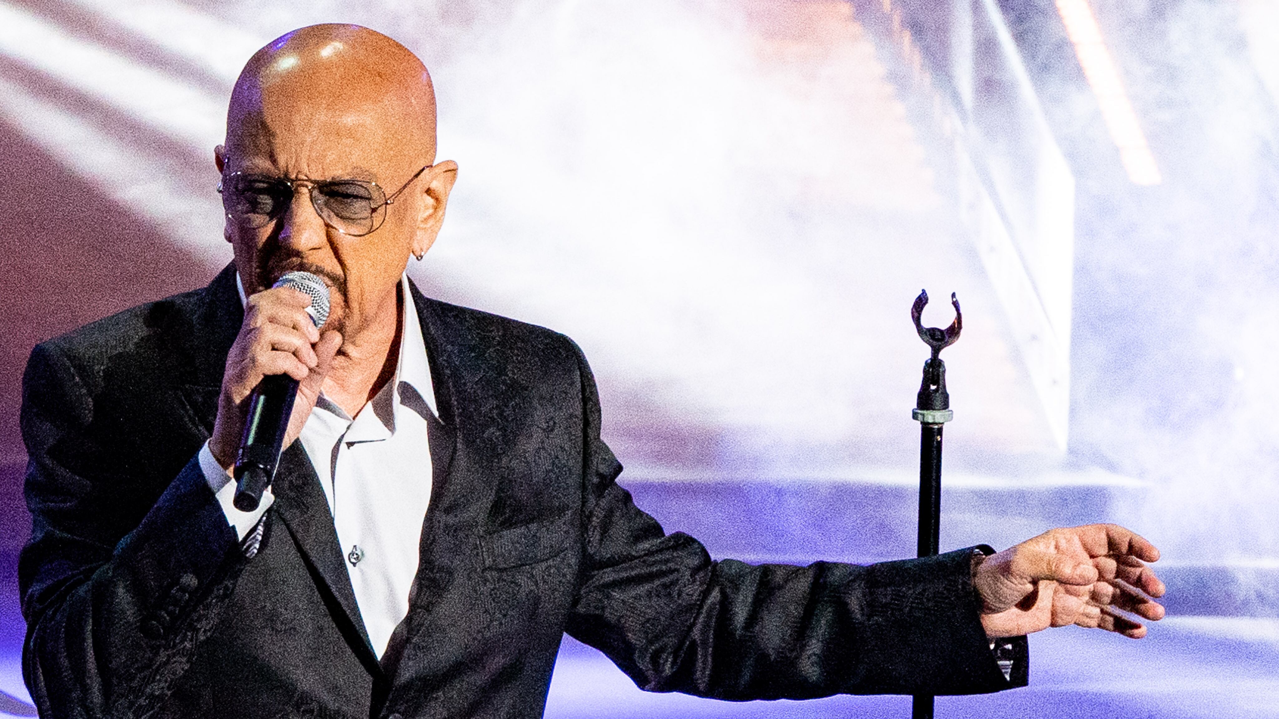 Enrico Ruggeri live nell'ex Stalingrado. "Anche oggi la musica può salvare il mondo"