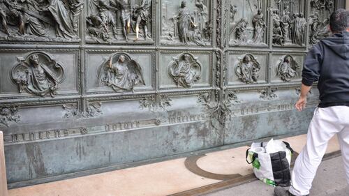 Il portone del Duomo imbrattato da scritte 5