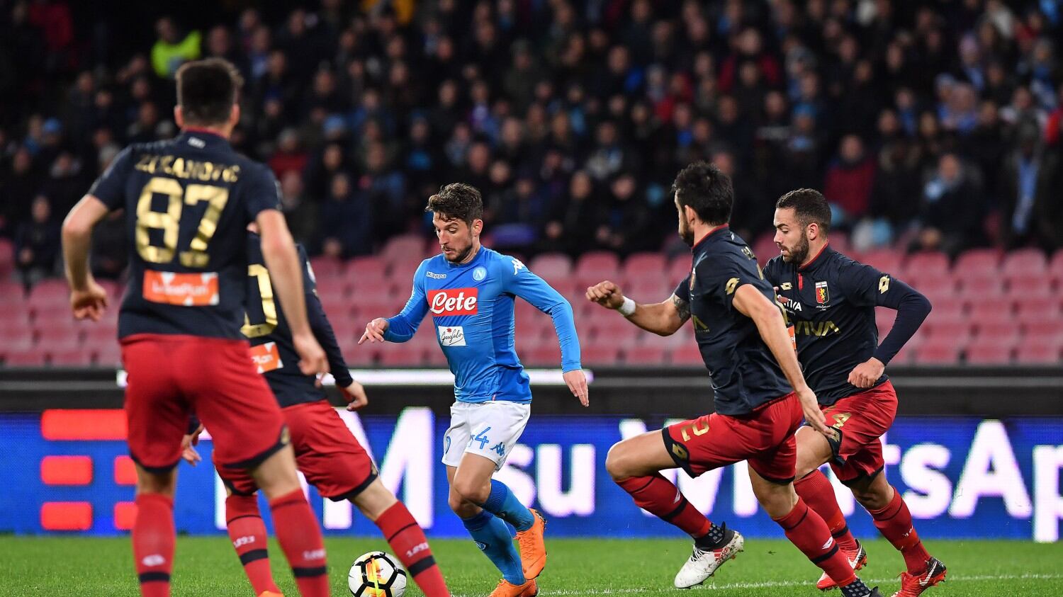 Il Napoli soffre ma batte il Genoa: 1-0 e Juventus a meno due in classifica