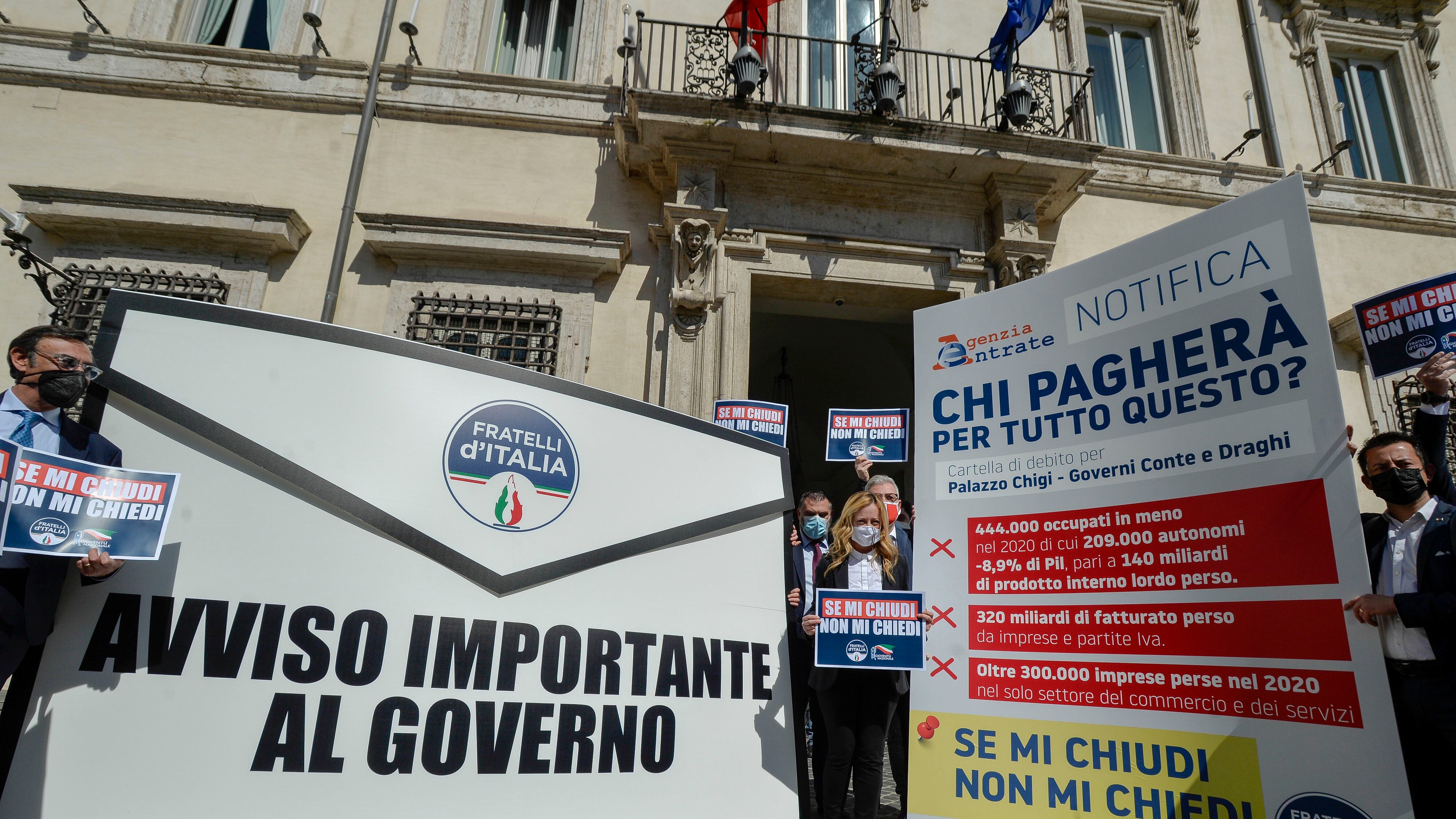 Il blitz-Meloni a palazzo Chigi: "C'è la maxi lettera per Draghi"