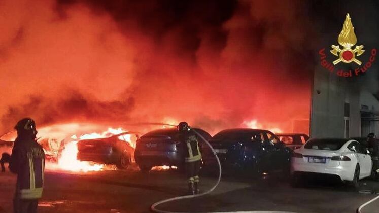 Danno fuoco a una concessionaria Tesla: bruciate 17 auto. Spunta la pista anarchica