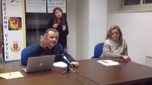 "Dove c.. stai andando?". Ora la voce del sindaco arriva dai droni in cielo