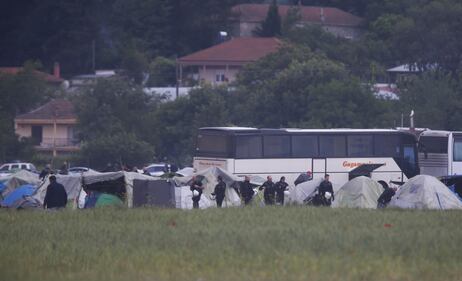 La polizia greca sgombera il campo profughi di Idomeni 10