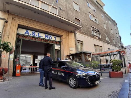 Spari in ospedale a Napoli: la camorra tenta di uccidere un 22enne