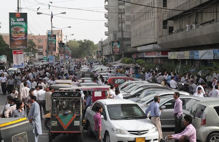 Edifici evacuati dopo il sisma in Iran 3