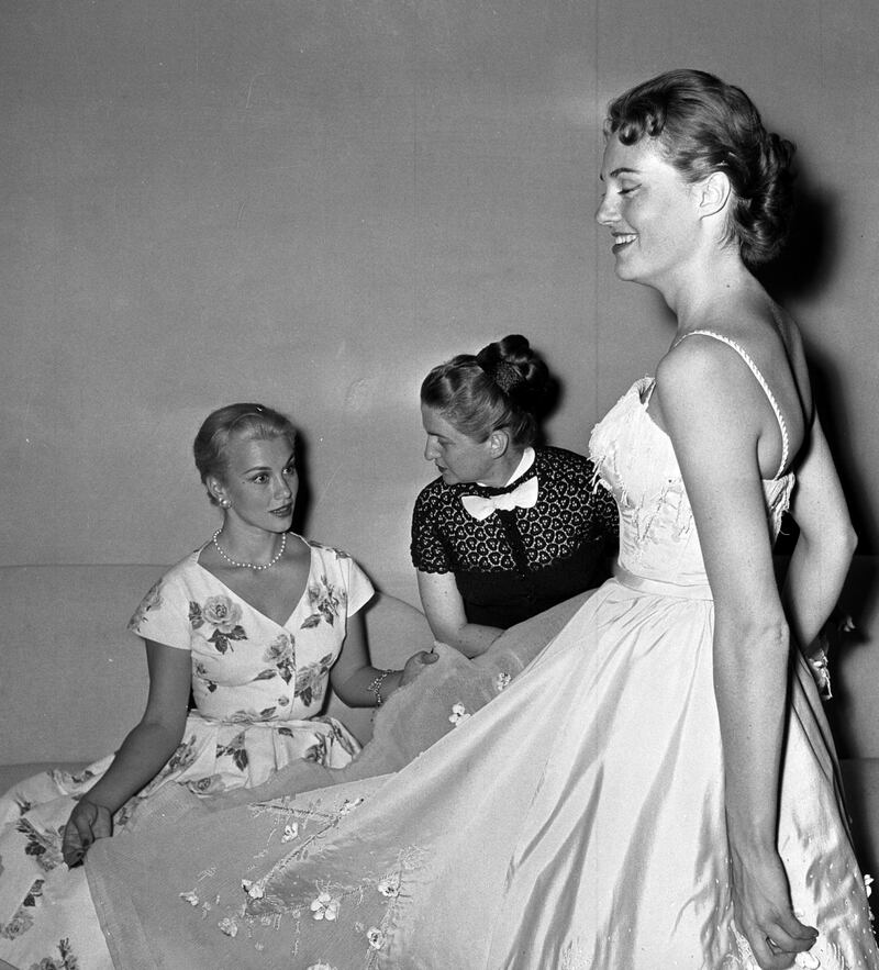 Linda Christian nella sartoria delle sorelle Fontana
