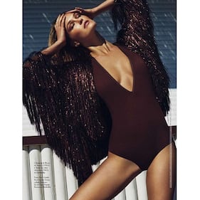 Bar Refaeli: al parco sui pattini ma senza slip 4
