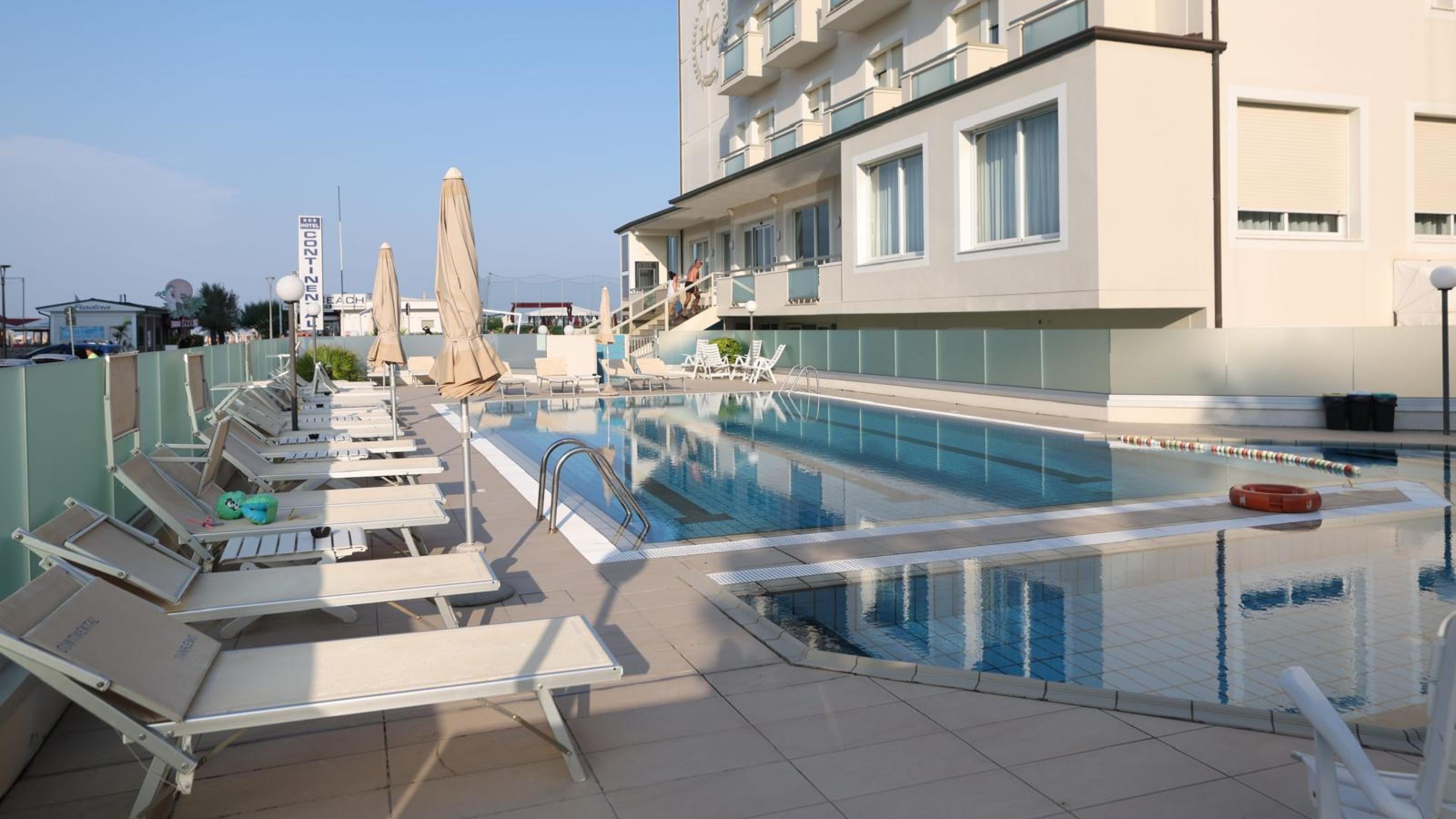 Bambina di 4 anni annega nella piscina di un hotel