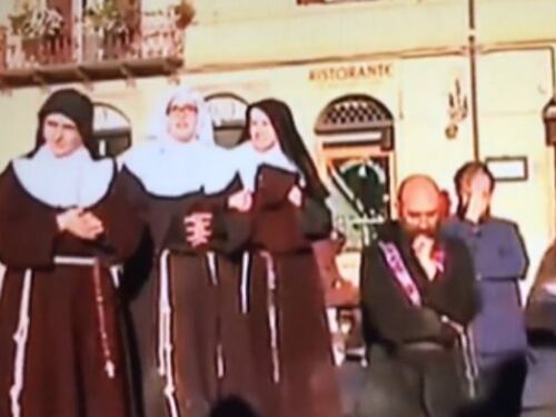 Norcia, fedeli in ginocchio davanti alla Basilica crollata