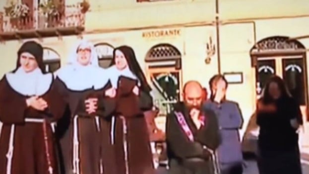 Norcia, fedeli in ginocchio davanti alla Basilica crollata