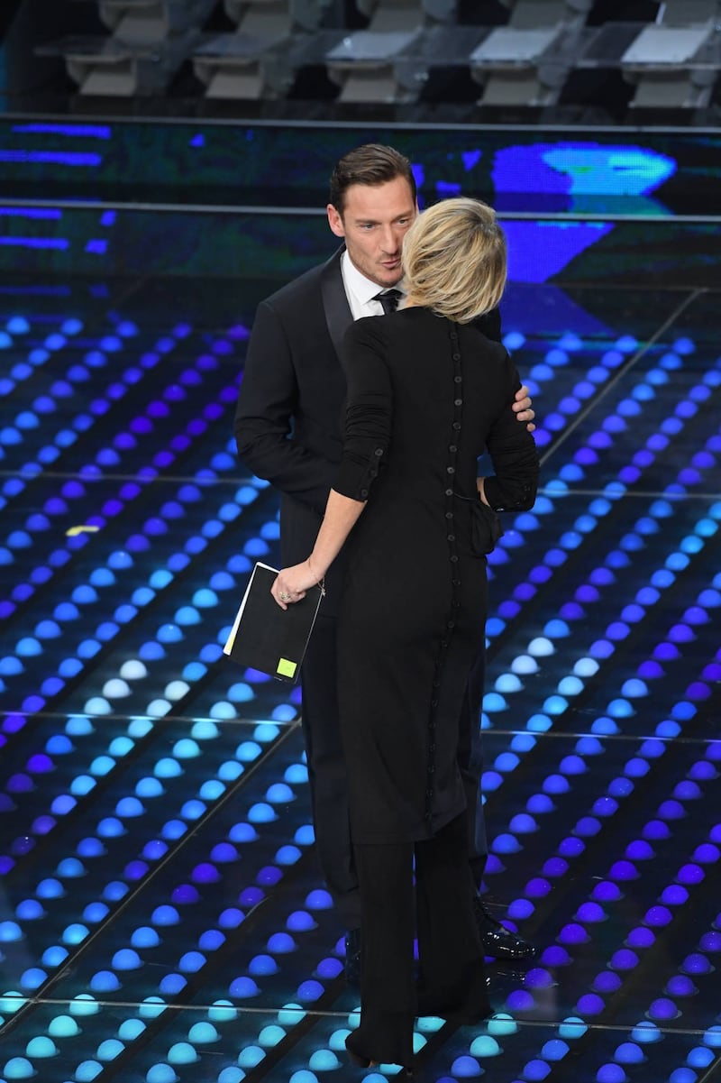 Sanremo 2017, Maria De Filippi e il bacio agli ospiti 9