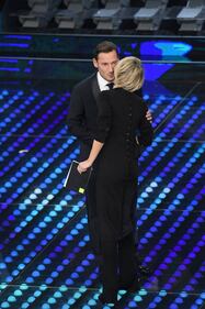 Sanremo 2017, Maria De Filippi e il bacio agli ospiti 9