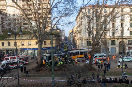 Tram deragliato, le foto dei soccorsi 10