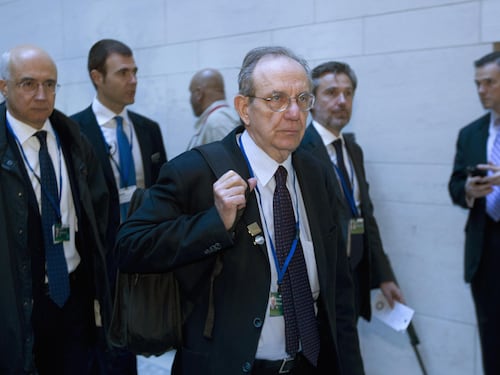 Istat: la crescita rallenterà ancora. Ma Padoan è ottimista