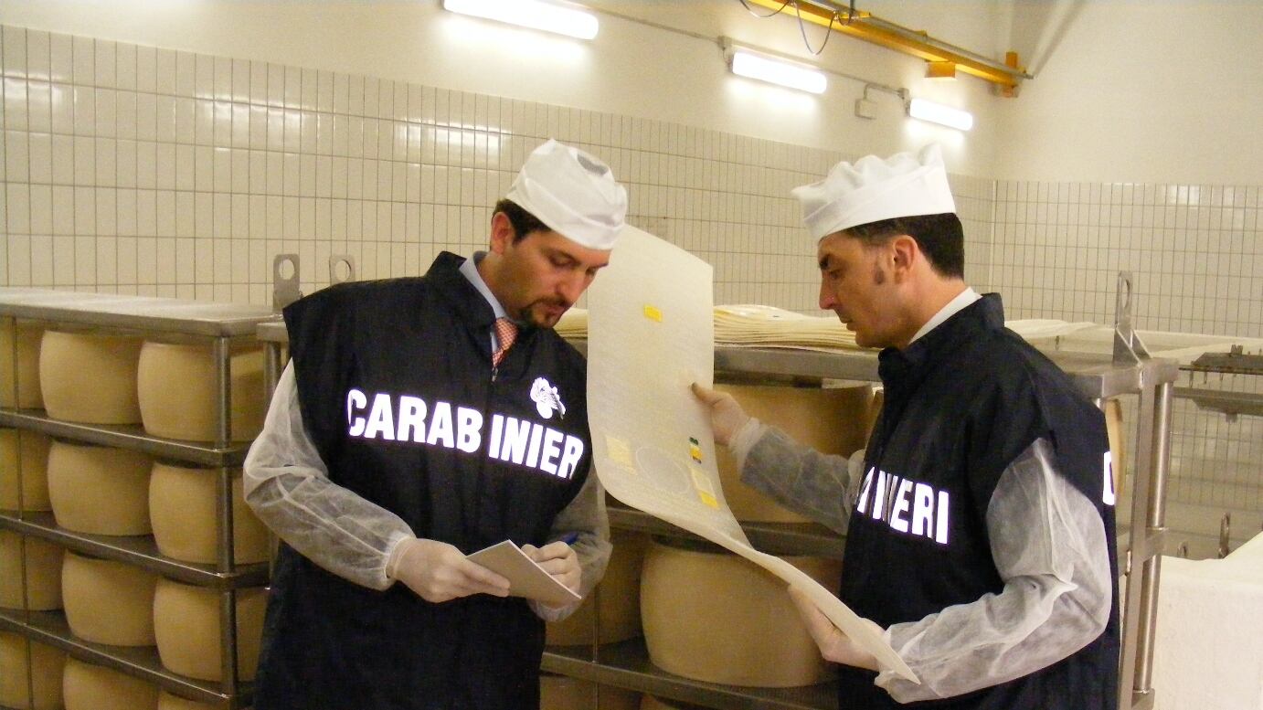 Maxi operazione al Sud Italia: irregolare il 31% dei negozi tra cibi avariati e sporcizia