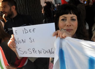 Sit-in a Palermo: slogan e striscioni a favore della prof sospesa 5